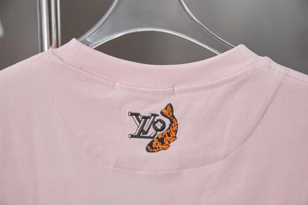 🅿️190 1V 25SS early spring new style Eiffel Tower river pattern short-sleeved, light luxury, essential item for daily commuting for men and women Correct version Welcome to compare Detailed features · 320g 100% pure cotton double yarn jersey fabric · Special thickened 32 pieces of double-strand 1X1 thread in the same vat custom dyeing · Digital direct injection of Eiffel Tower, bridge dyeing, river pattern printing • Turtle back design, letter logo and koi fish 🐟 embroidery · Double-needle stitching across seams · Original main mark, washed tag, branded moisture-proof paper packaging Color: White/Black/Pink Size: S/M/L/XL